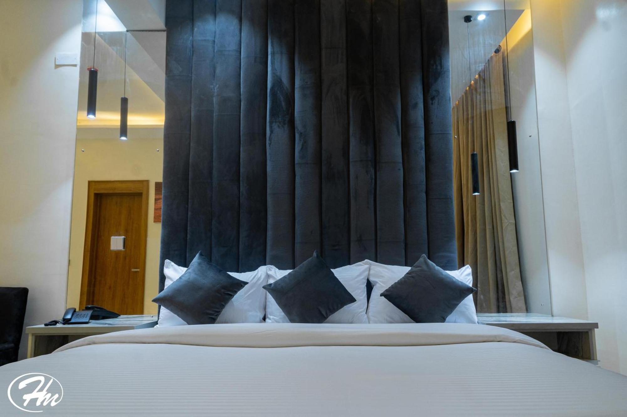 Hadmof Hotel And Suites Ikeja Exterior photo